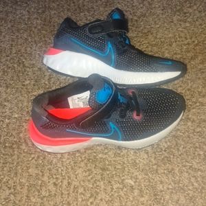 YOUTH NIKE SZ 1 BOYS SHOES.